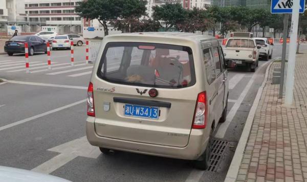 女子开车背停，没有听交警劝下车走人！交警间接扣车参与查询拜访-2.jpg