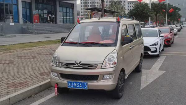 女子开车背停，没有听交警劝下车走人！交警间接扣车参与查询拜访-1.jpg