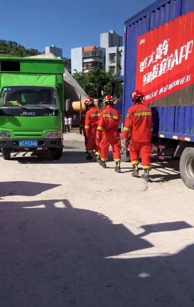 珠海石景山地道透火变乱现场灯水透明，14人被困超18小时，救济队抓松排火-3.jpg