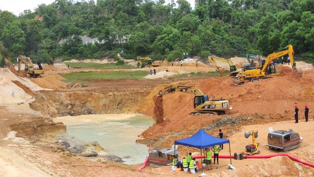 珠海石景山地道变乱停顿：消防17日清晨升引“龙吸火”排涝车串连接力排火-6.jpg