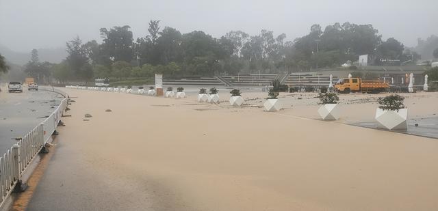 古年夜暴雨珠海路上变如许！25个火浸面宣布！来日诰日强降雨那些路或封锁！-8.jpg