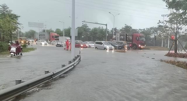 古年夜暴雨珠海路上变如许！25个火浸面宣布！来日诰日强降雨那些路或封锁！-16.jpg