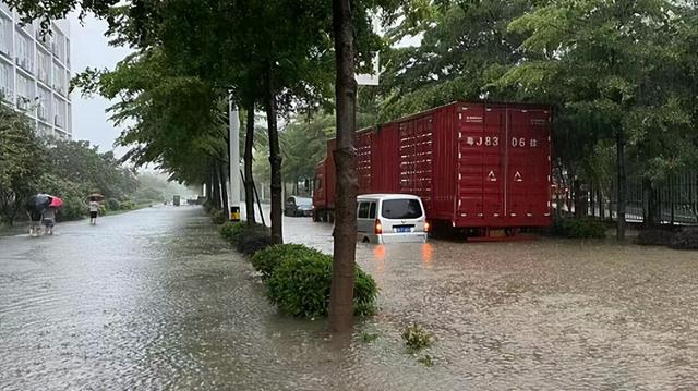 古年夜暴雨珠海路上变如许！25个火浸面宣布！来日诰日强降雨那些路或封锁！-14.jpg