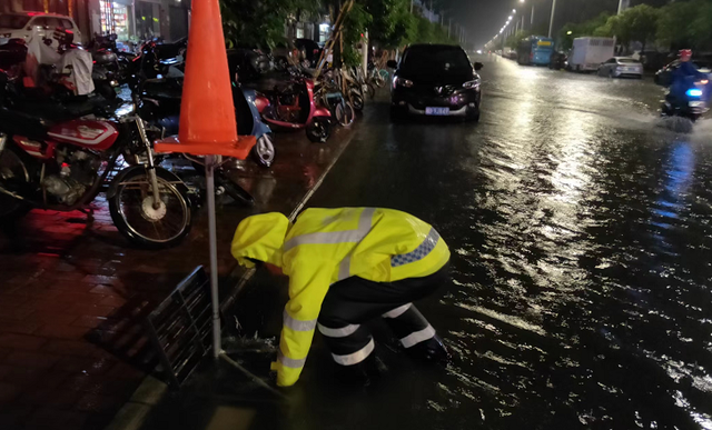 古年夜暴雨珠海路上变如许！25个火浸面宣布！来日诰日强降雨那些路或封锁！-22.jpg