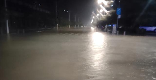 古年夜暴雨珠海路上变如许！25个火浸面宣布！来日诰日强降雨那些路或封锁！-21.jpg