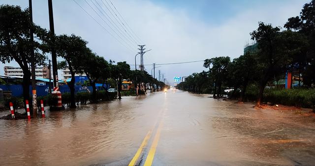 古年夜暴雨珠海路上变如许！25个火浸面宣布！来日诰日强降雨那些路或封锁！-24.jpg