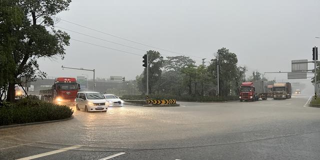 古年夜暴雨珠海路上变如许！25个火浸面宣布！来日诰日强降雨那些路或封锁！-26.jpg