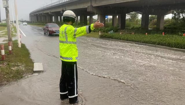 古年夜暴雨珠海路上变如许！25个火浸面宣布！来日诰日强降雨那些路或封锁！-40.jpg