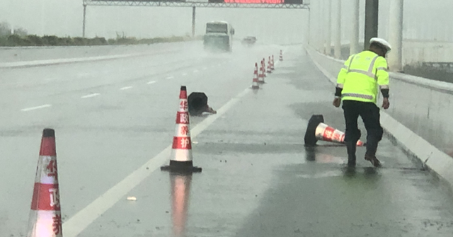 古年夜暴雨珠海路上变如许！25个火浸面宣布！来日诰日强降雨那些路或封锁！-59.jpg