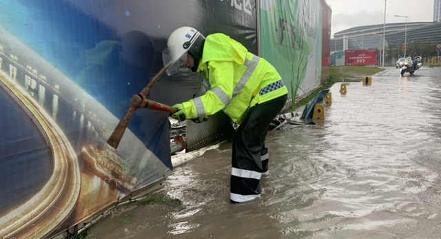 古年夜暴雨珠海路上变如许！25个火浸面宣布！来日诰日强降雨那些路或封锁！-70.jpg