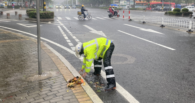 古年夜暴雨珠海路上变如许！25个火浸面宣布！来日诰日强降雨那些路或封锁！-72.jpg