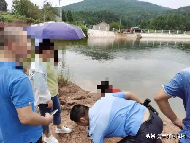 北充蓬安六旬白叟跳堰沉死，平易近警奋怯跳火救济-1.jpg