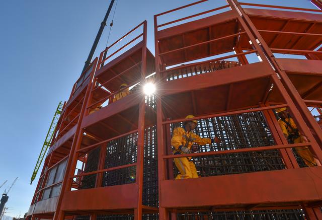 （新华齐媒+）黄茅海跨海通讲下栏港年夜桥建立停顿顺遂-2.jpg