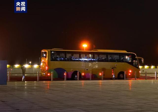 规复取本地通闭 尾批喷鼻港出境游客到达广东珠海-1.jpg