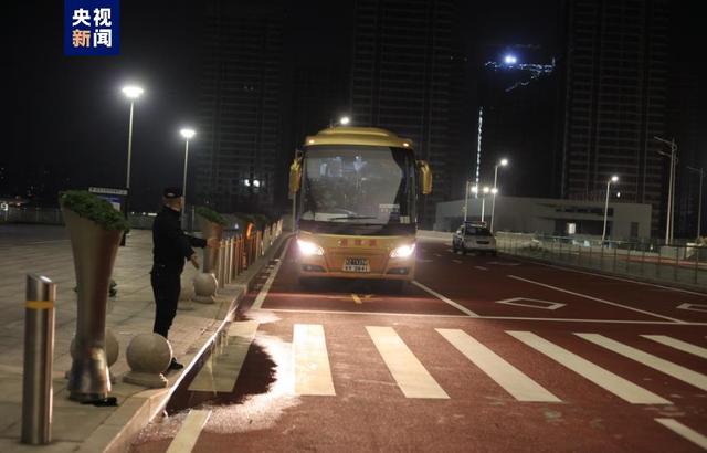 规复取本地通闭 尾批喷鼻港出境游客到达广东珠海-3.jpg