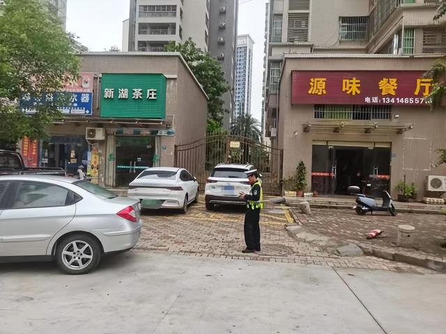 “率性”泊车必惩罚！惠州交警背停整治不断步-2.jpg