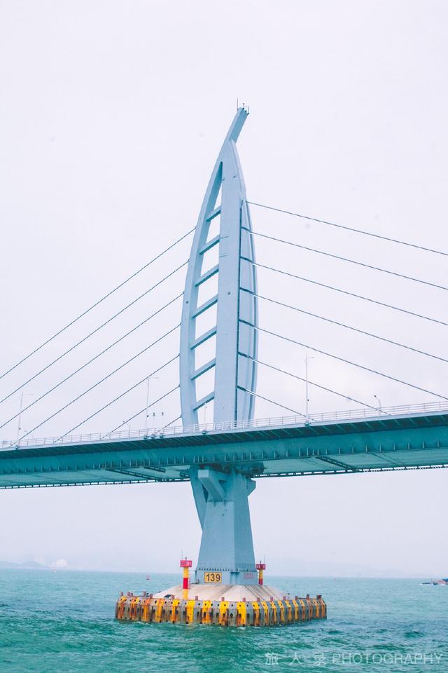 正在海上脱越雄伟的港珠澳年夜桥，感触感染珠海澳门好景的日取夜-9.jpg