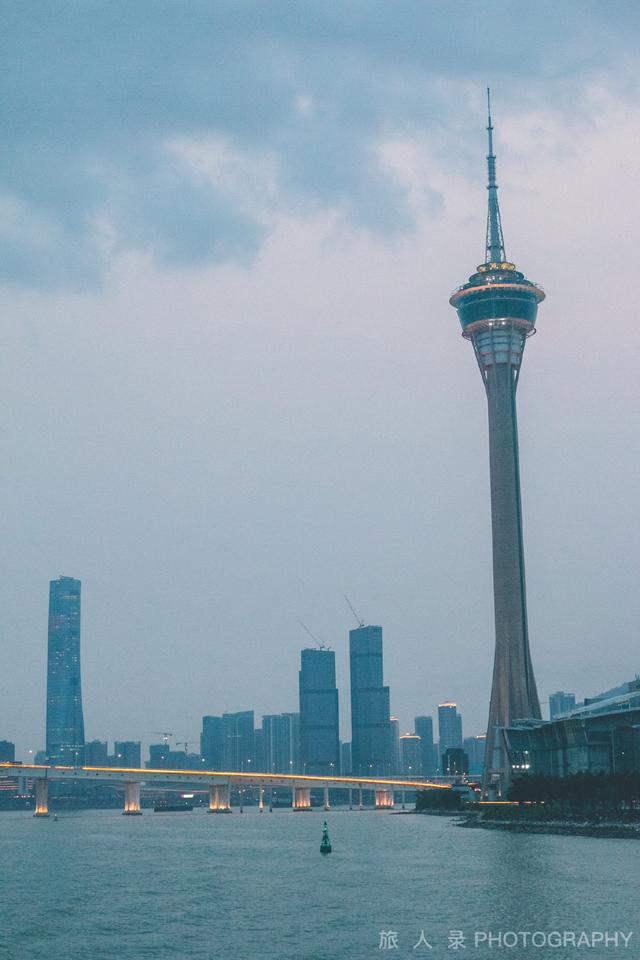 正在海上脱越雄伟的港珠澳年夜桥，感触感染珠海澳门好景的日取夜-27.jpg