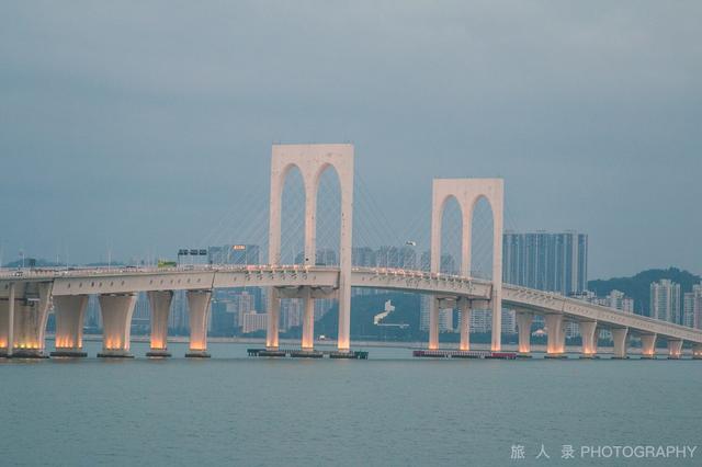 正在海上脱越雄伟的港珠澳年夜桥，感触感染珠海澳门好景的日取夜-25.jpg