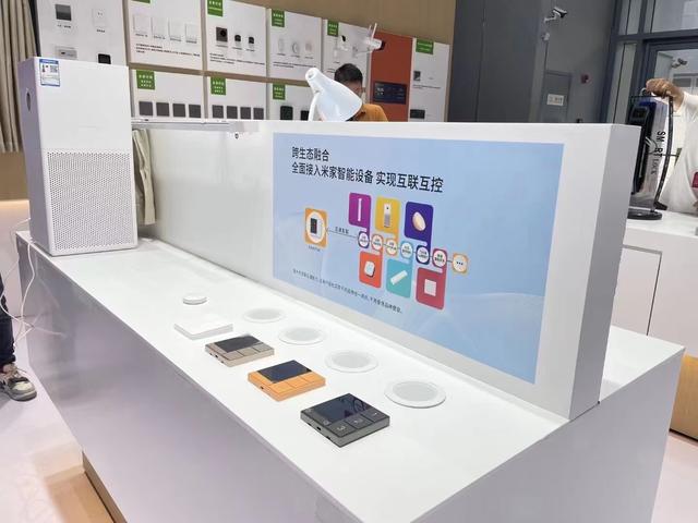 新款聪慧屏开闭GeekPad表态2023深圳时髦家居设想周深圳家具展-1.jpg