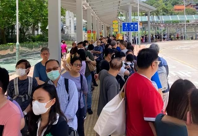 喷鼻港人反背涌进本地挤爆深圳，年夜湾区建立加快，完成喷鼻港实正回回-3.jpg