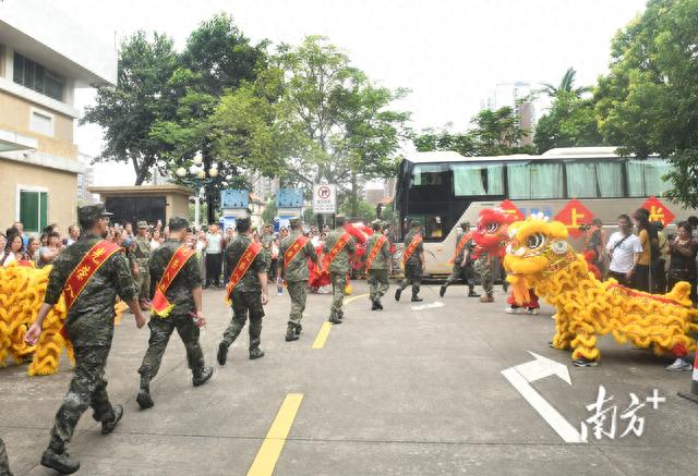 面明军旅梦！中山欢迎300多名新兵赴虎帐-2.jpg