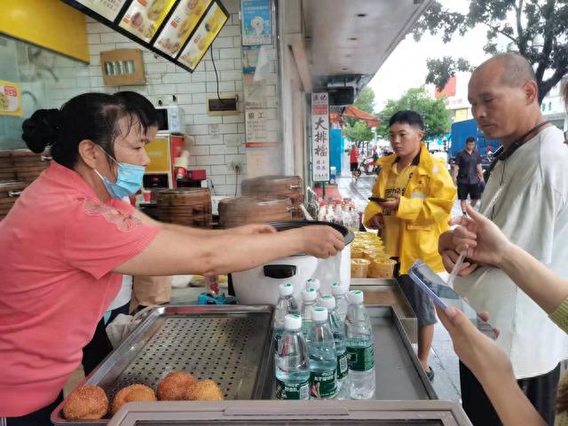 台风“苏推”昔日清晨登岸广东珠海，齐市高低分秒必争，有序规复！-23.jpg