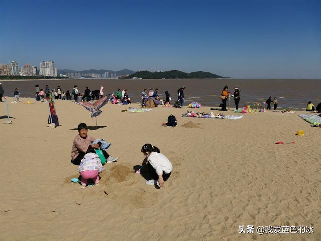 早餐后，玩耍珠海很黄很黄的海，海滨公园里旅客相称的多-84.jpg