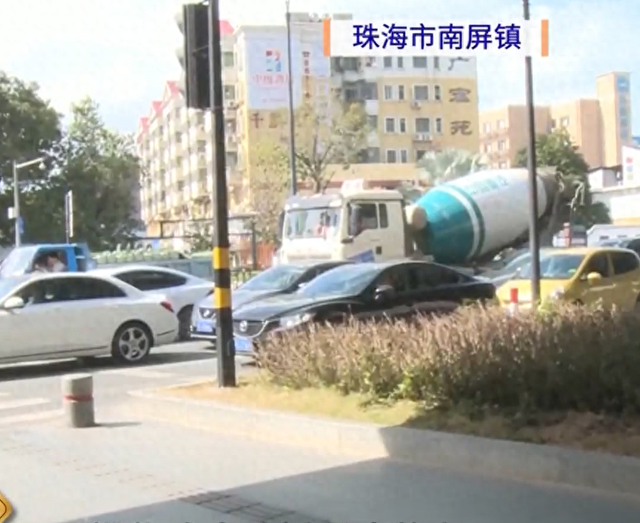 幸亏无人伤亡！事收广东珠海，一红色小车不竭碰车，交通一度拥堵-1.jpg