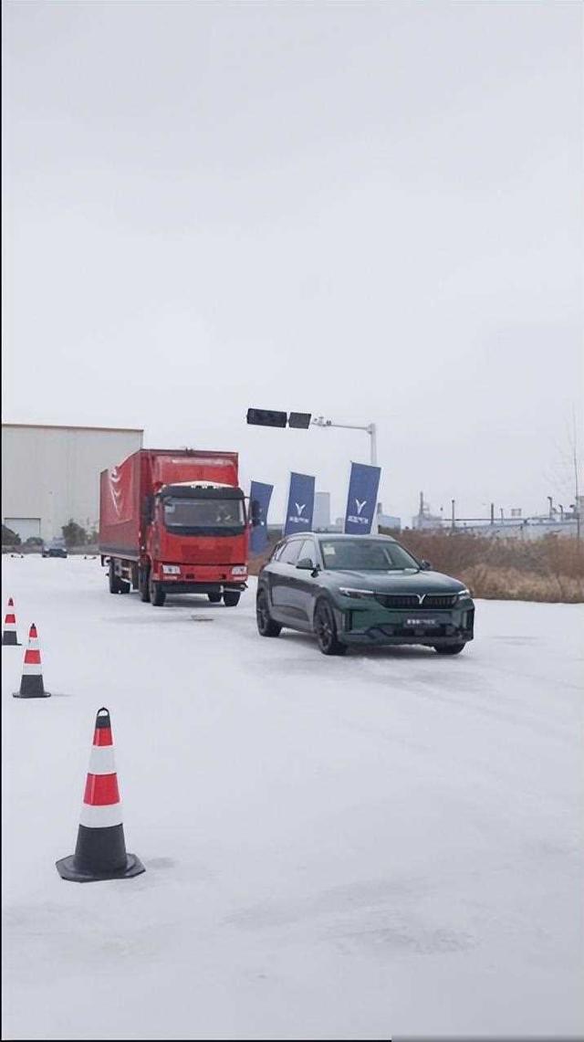 极热冰雪试驾评测：岚图汽车可操左券，解释杰出操作把持魅力-2.jpg