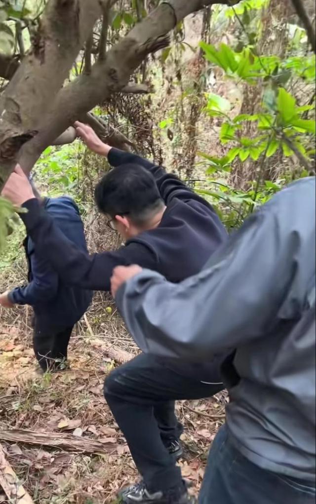 喷鼻港明星黄一山腐败节回抵家城广东台山祭祖，并取城亲们一同户中-7.jpg